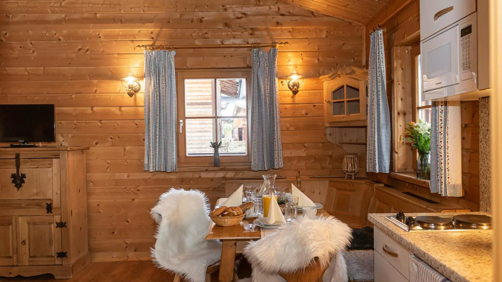 Uriges Chalet 1-Eetkamer