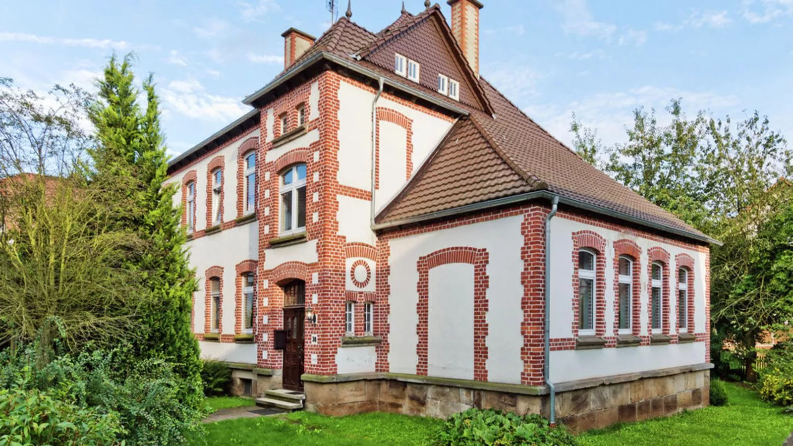 Oude Pastorie en Dorpsschool Netze-Waldeck-Buitenkant zomer