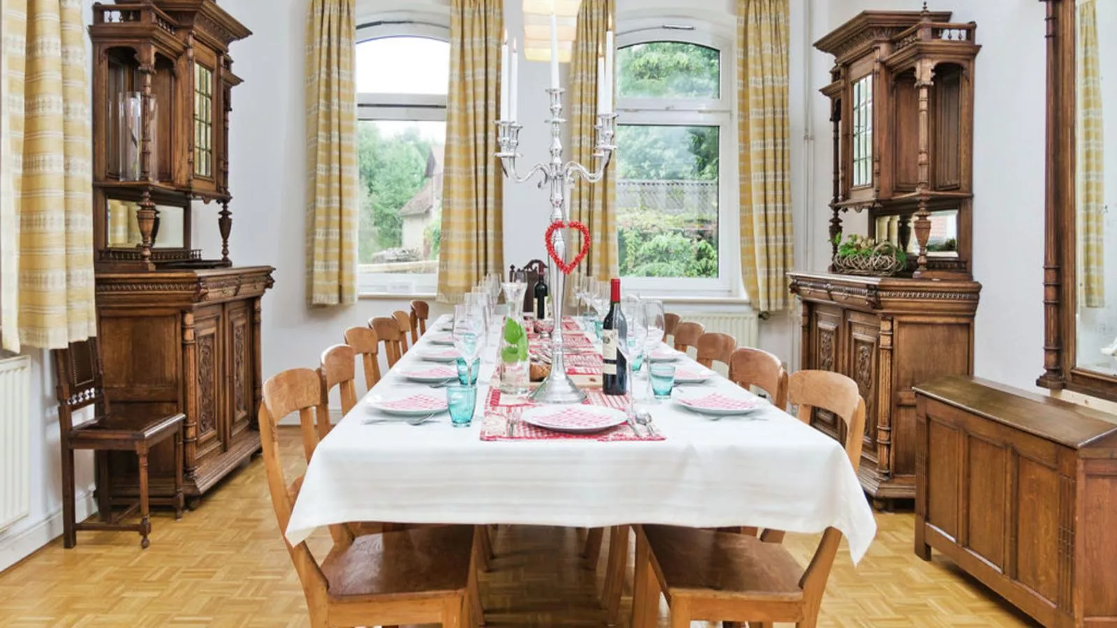 Oude Pastorie en Dorpsschool Netze-Waldeck-Eetkamer