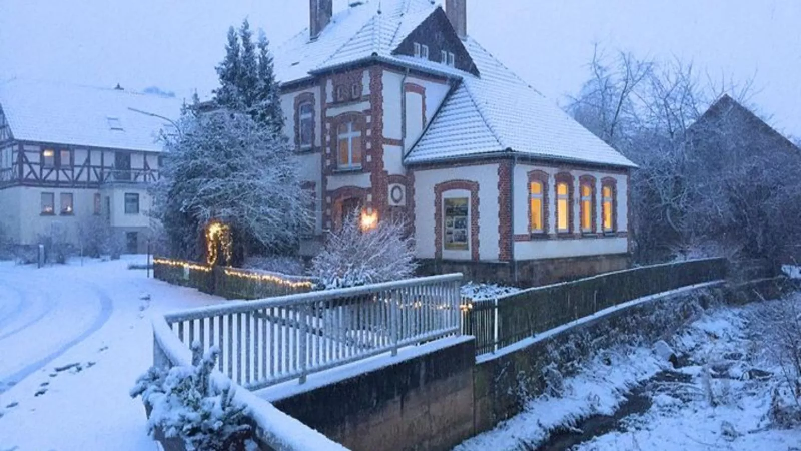 Oude Pastorie en Dorpsschool Netze-Waldeck-Exterieur winter