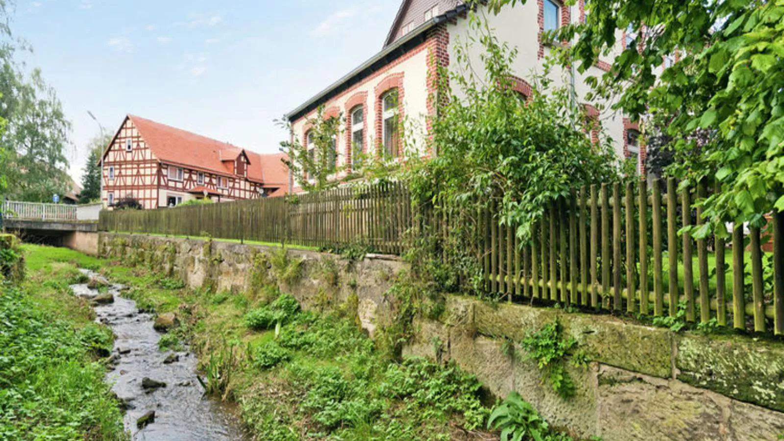 Oude Pastorie en Dorpsschool Netze-Waldeck-Buitenkant zomer