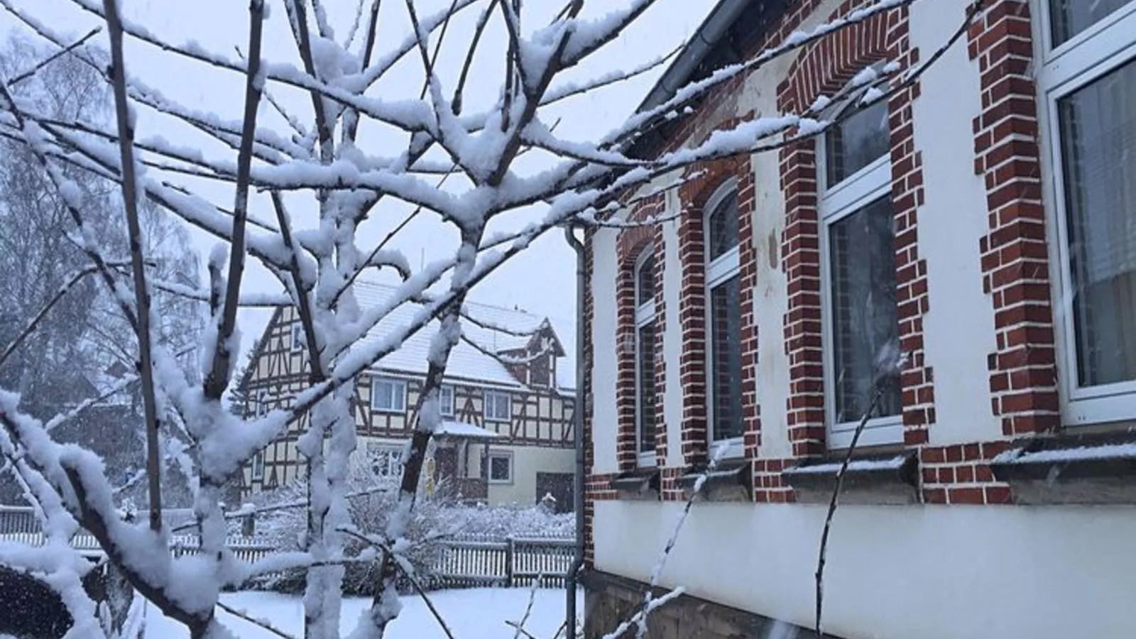 Oude Pastorie en Dorpsschool Netze-Waldeck-Exterieur winter