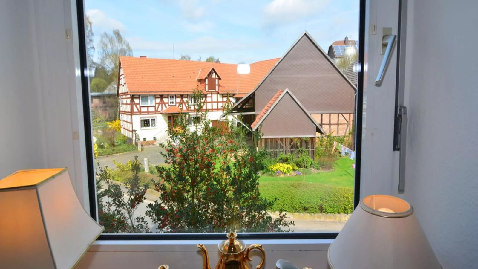 Oude Pastorie en Dorpsschool Netze-Waldeck-Uitzicht zomer