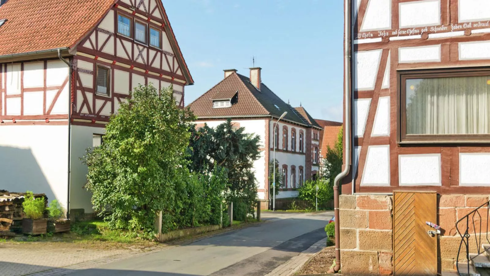 Oude Pastorie en Dorpsschool Netze-Waldeck-Uitzicht zomer