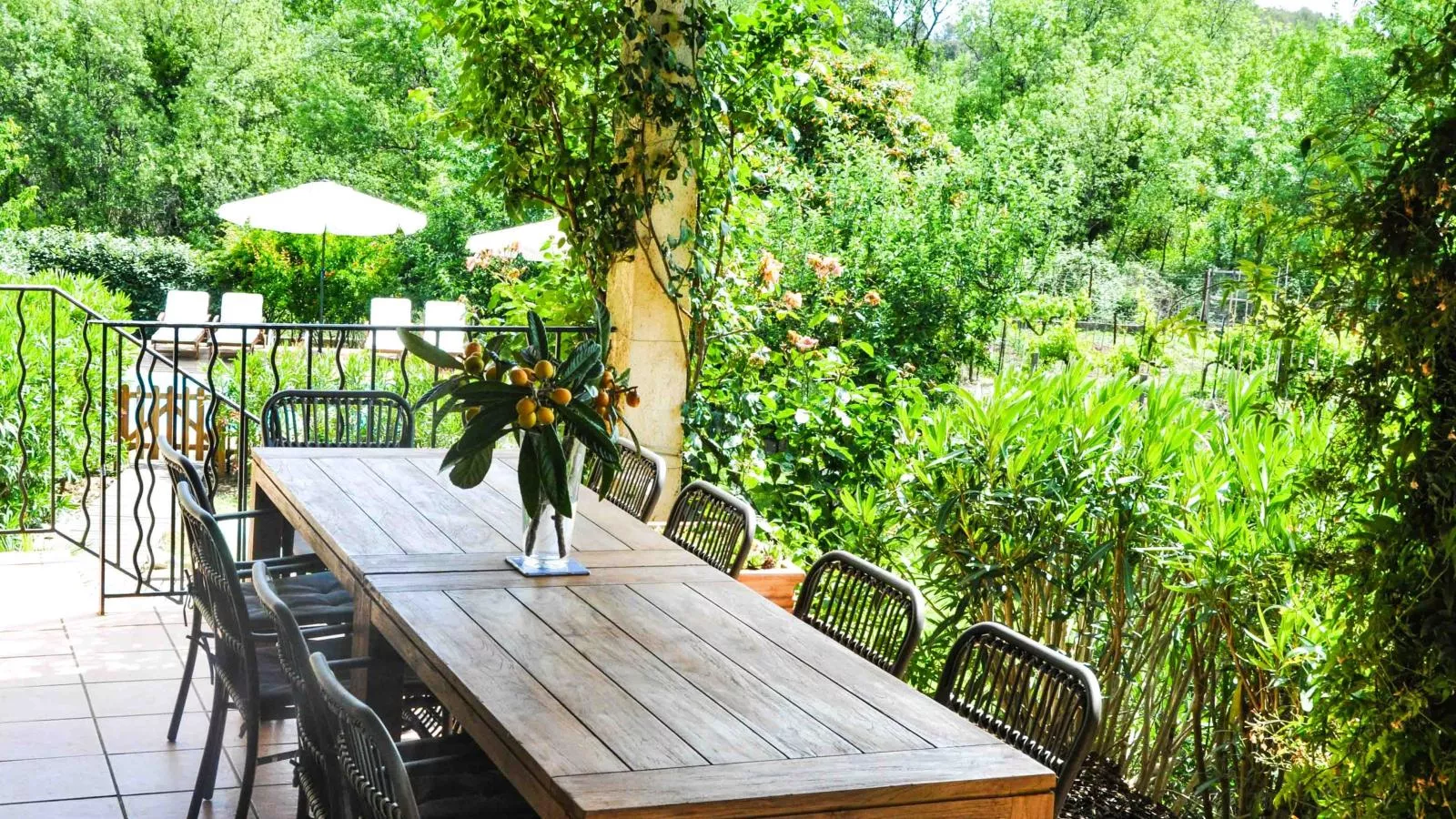 Villa au calme avec piscine-Terrasbalkon