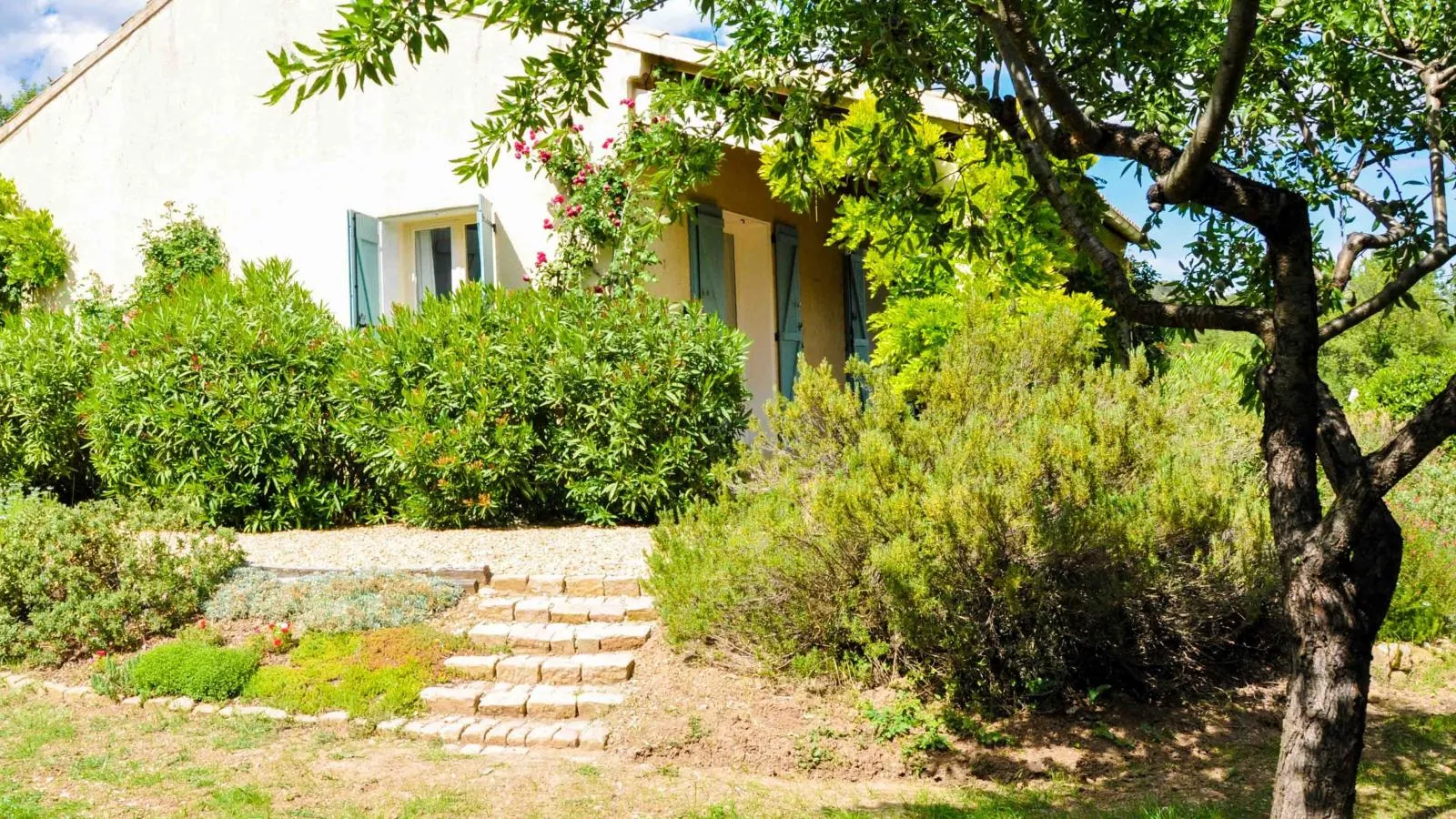 Villa au calme avec piscine-Buitenkant zomer