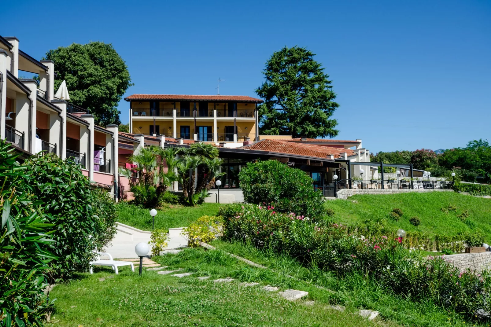 Residence Belvedere, Manerba-bilo-Buitenkant zomer