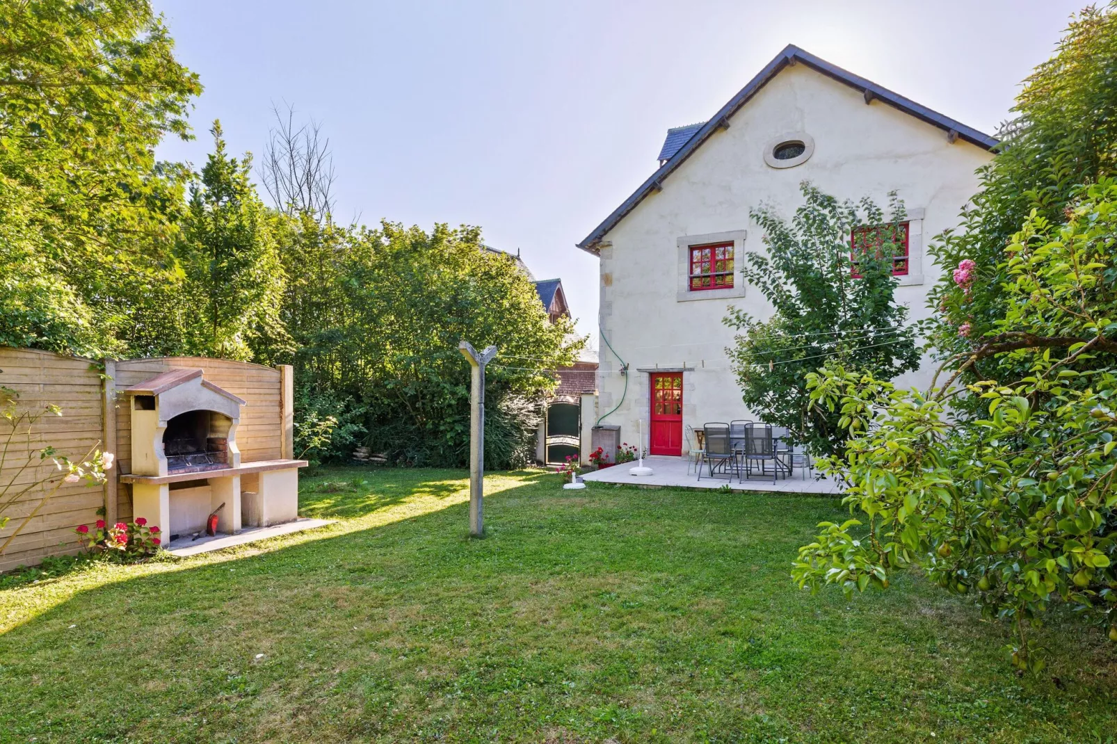 Le Manoir de Damigny-Buitenkant zomer