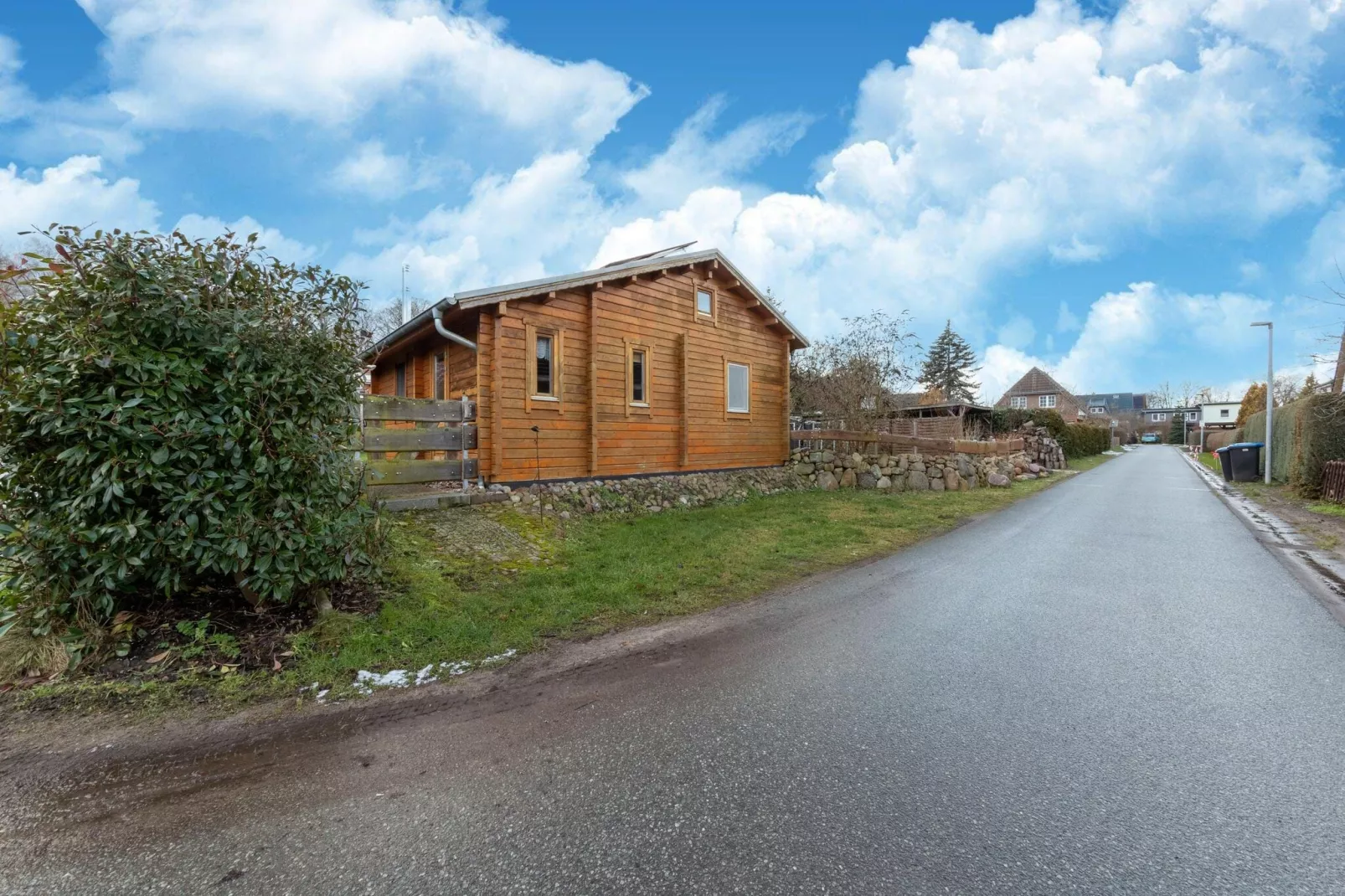 Skandinavisches Holzhaus am Störkanal in Plate-Buitenkant zomer