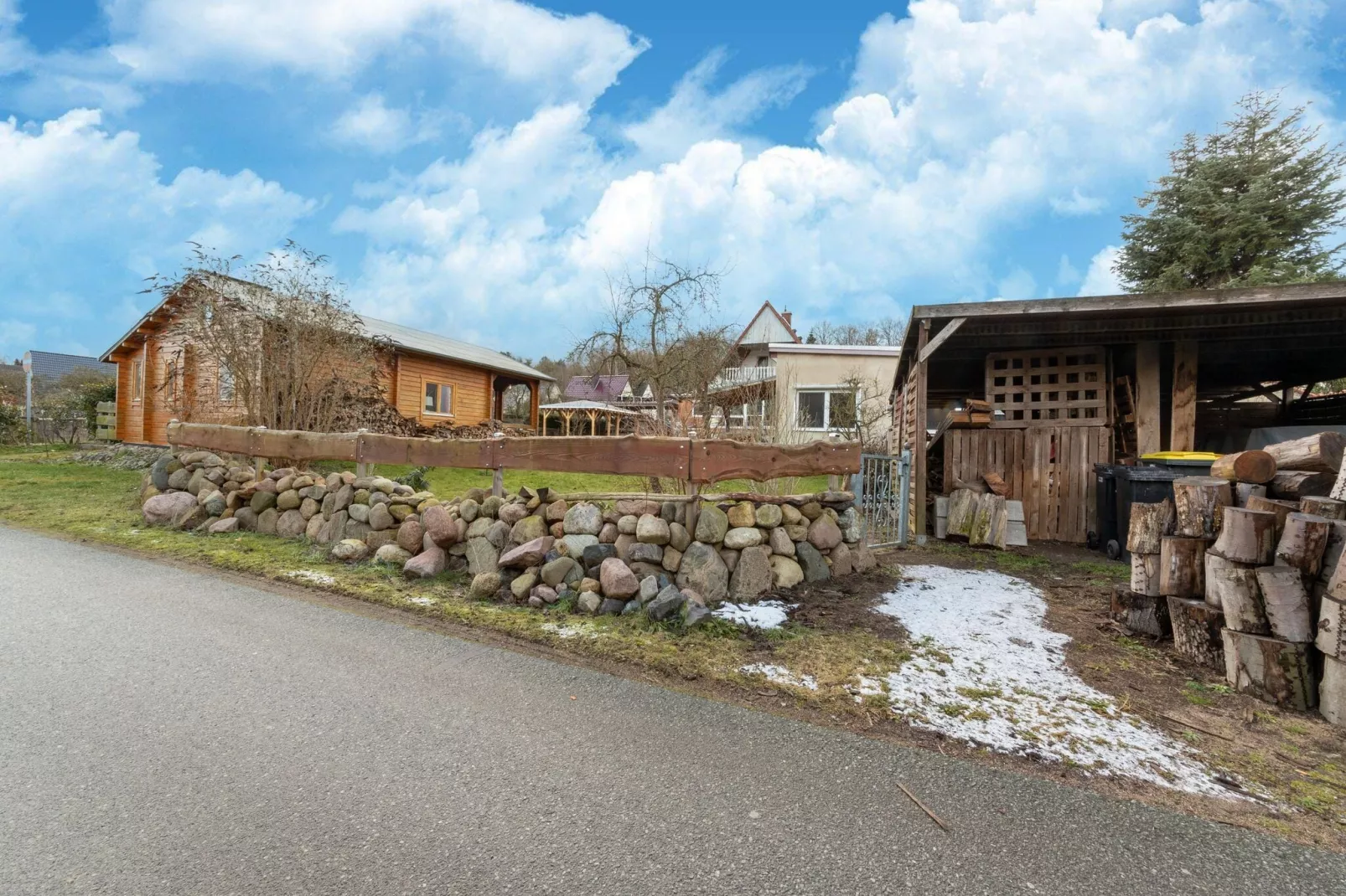 Skandinavisches Holzhaus am Störkanal in Plate-Buitenkant zomer