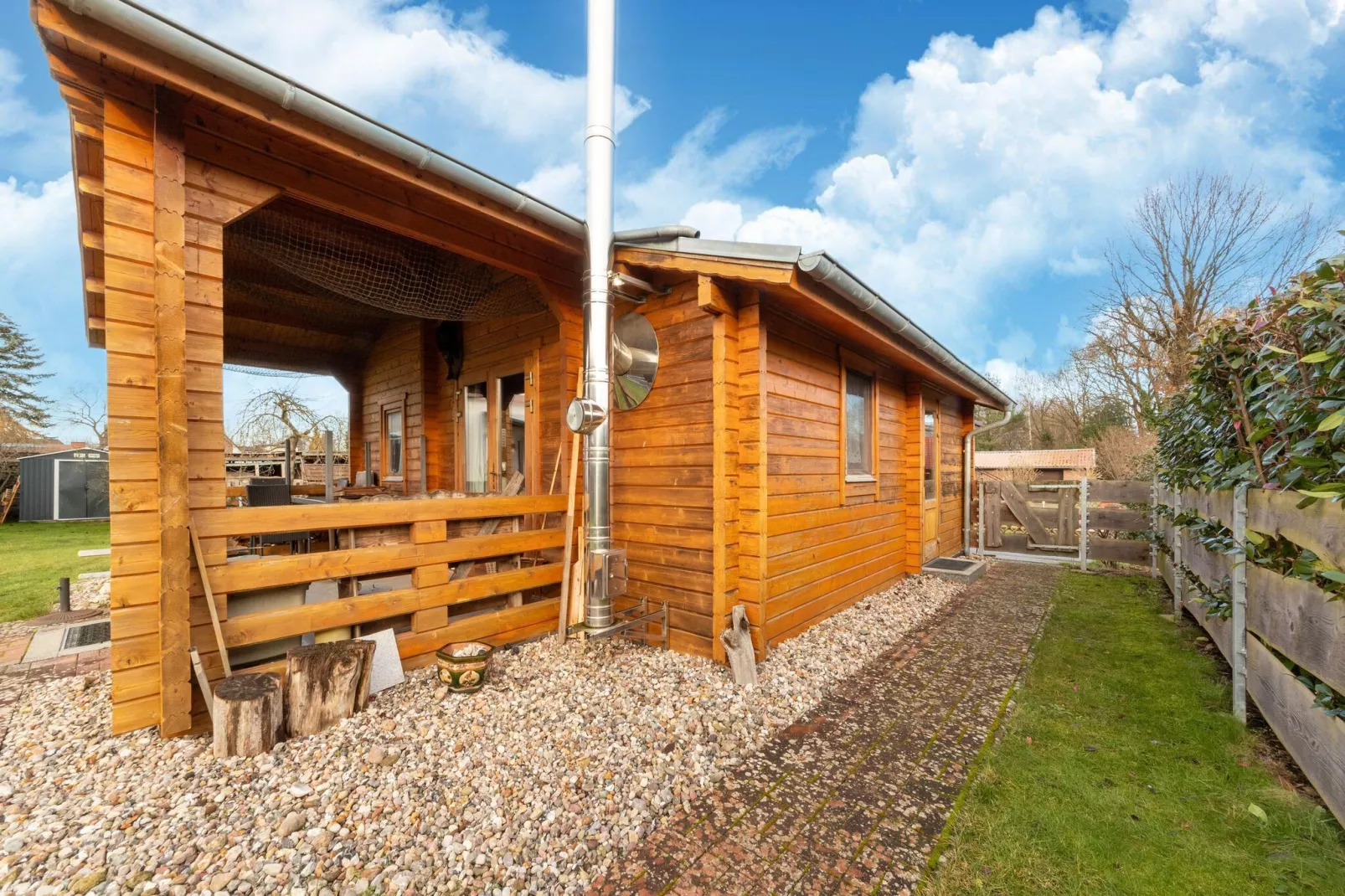 Skandinavisches Holzhaus am Störkanal in Plate-Terrasbalkon