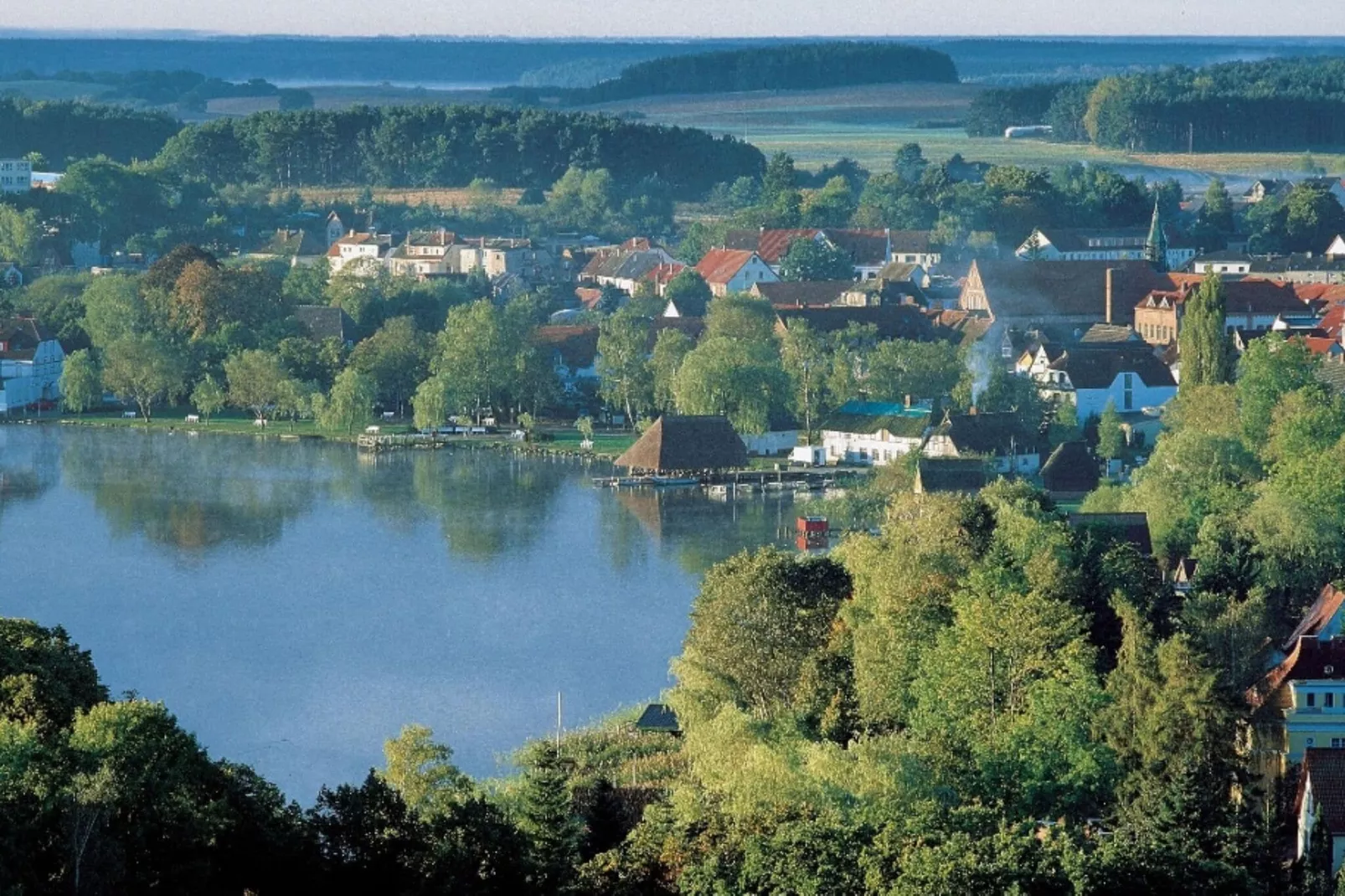 Skandinavisches Holzhaus am Störkanal in Plate-Gebieden zomer 1km