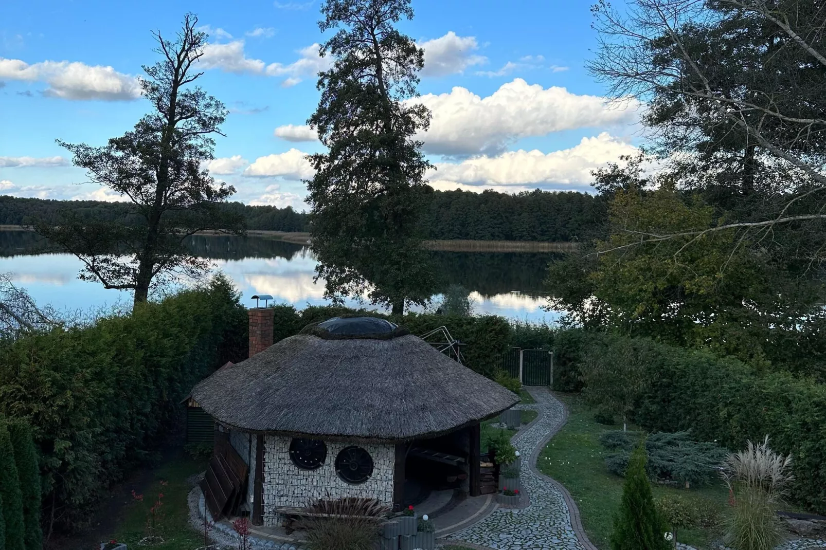 A house on the shore of the lake-Tuinen zomer