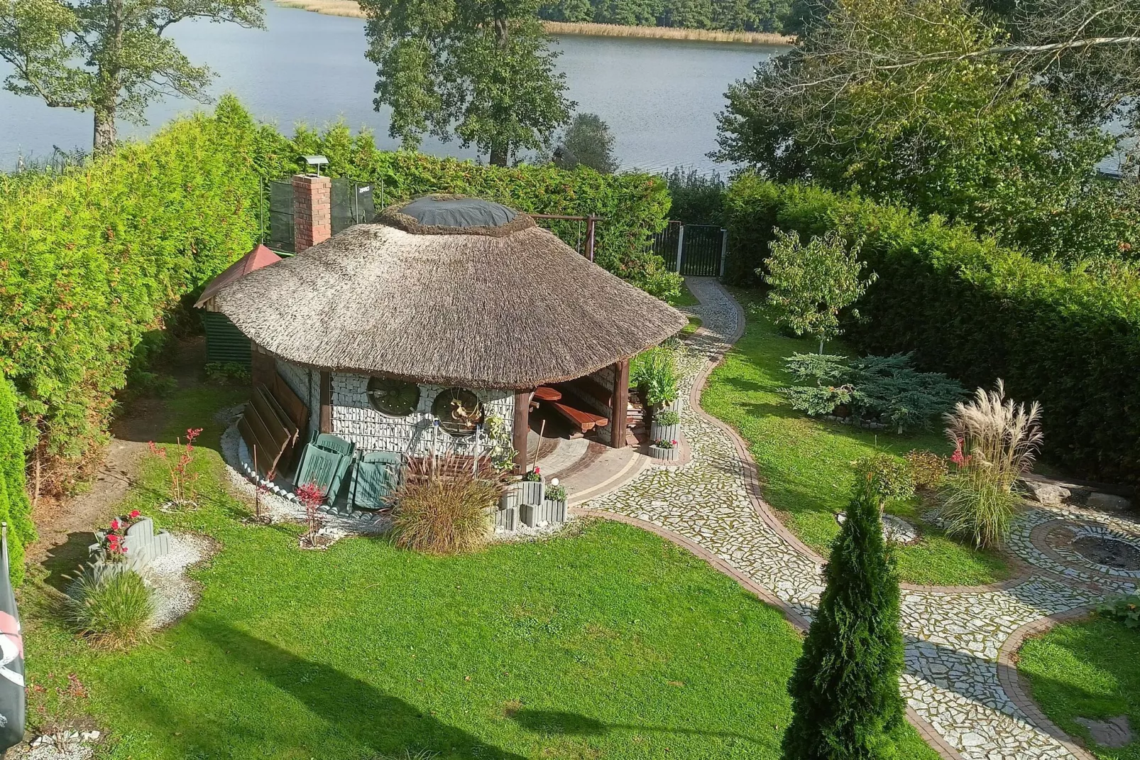 A house on the shore of the lake-Tuinen zomer