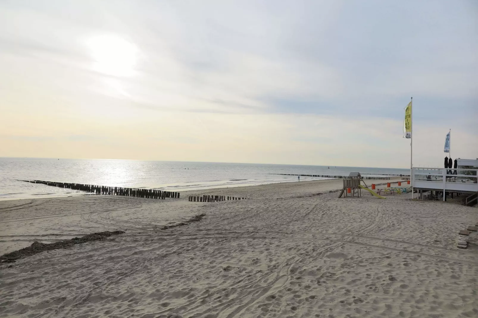 Slaapstrandhuisje - Strand dishoek 60-Uitzicht zomer