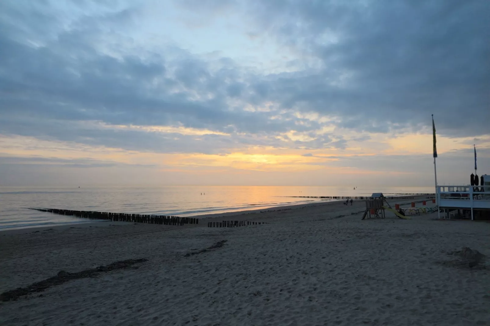 Slaapstrandhuisje - Strand dishoek 60-Uitzicht zomer