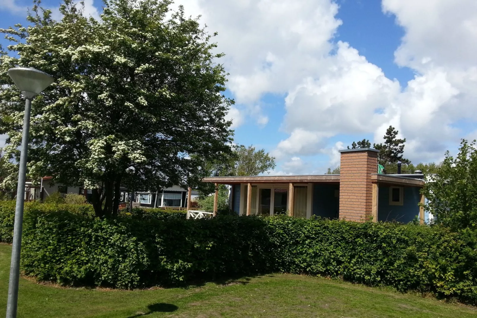 Recreatiepark Wiringherlant - Wiringher Chalet 63-Buitenkant zomer