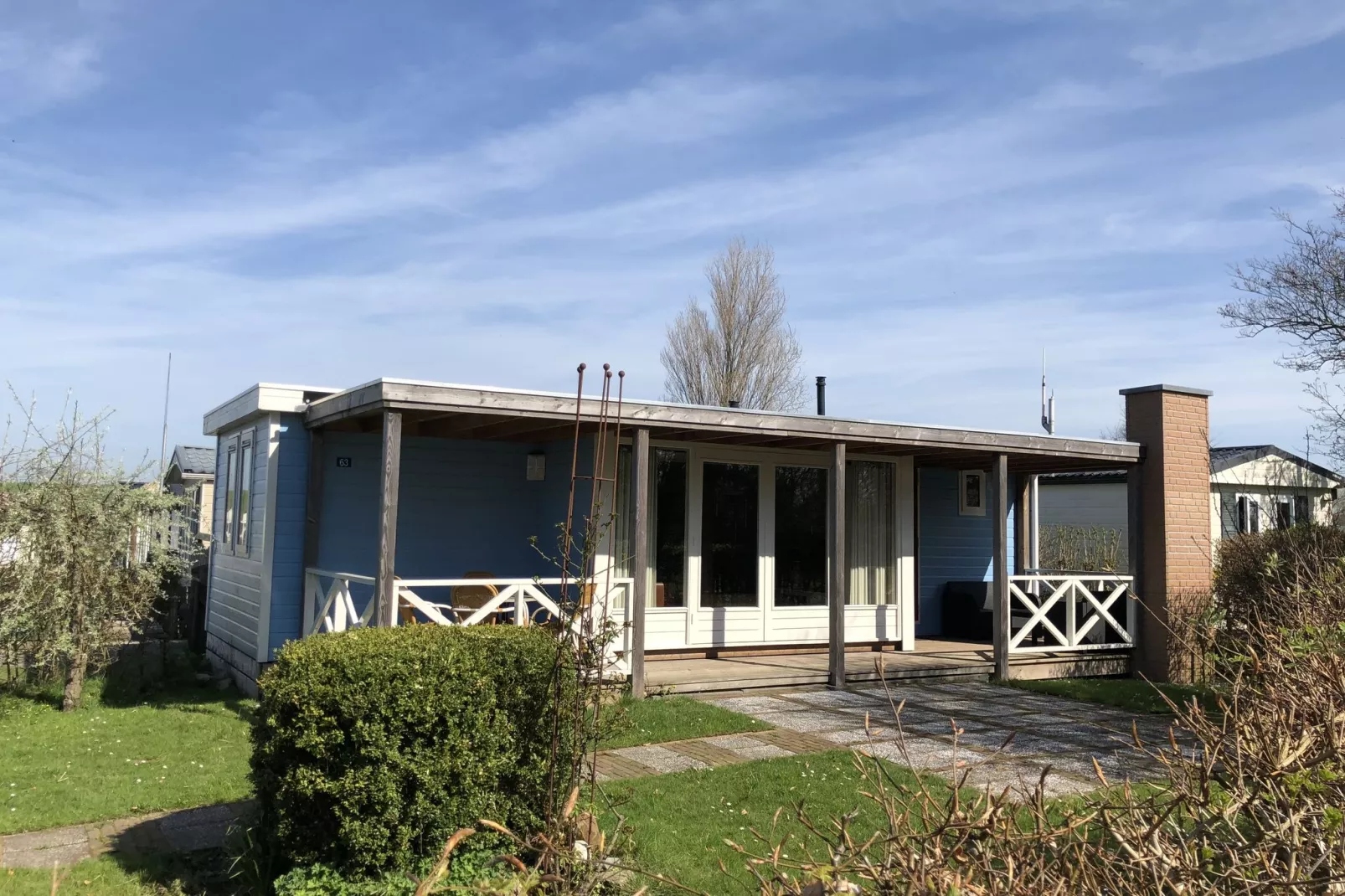 Recreatiepark Wiringherlant - Wiringher Chalet 63-Buitenkant zomer