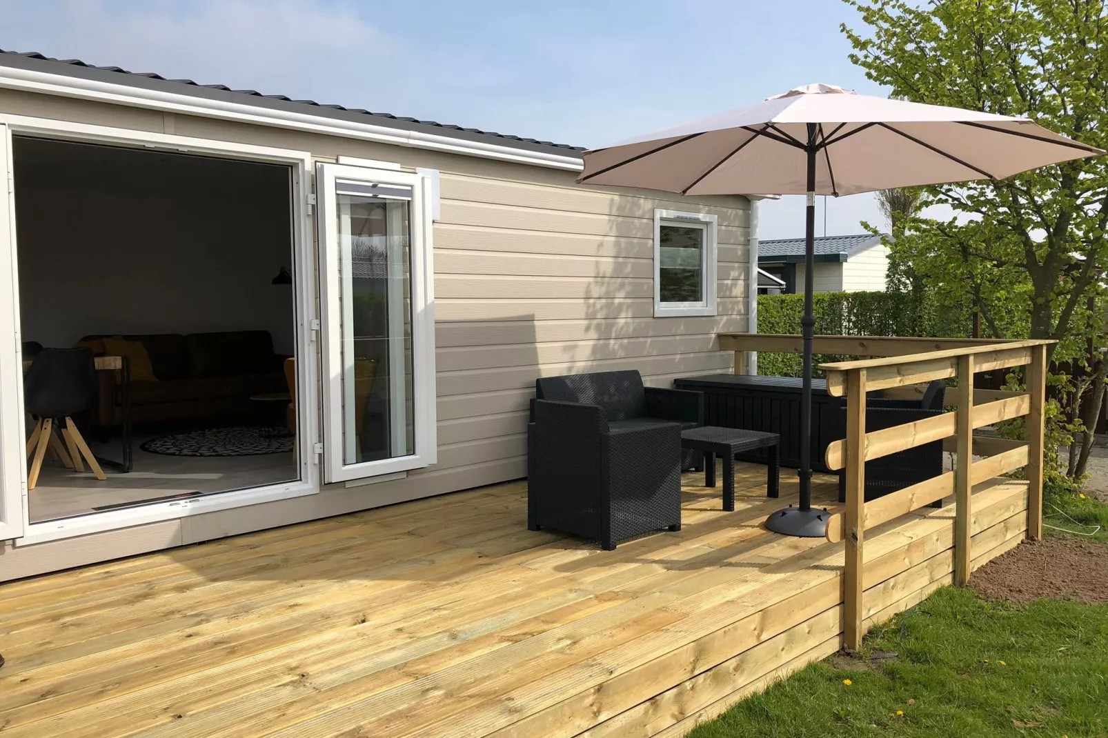 Recreatiepark Wiringherlant - Wiringher Chalet 26-Buitenkant zomer