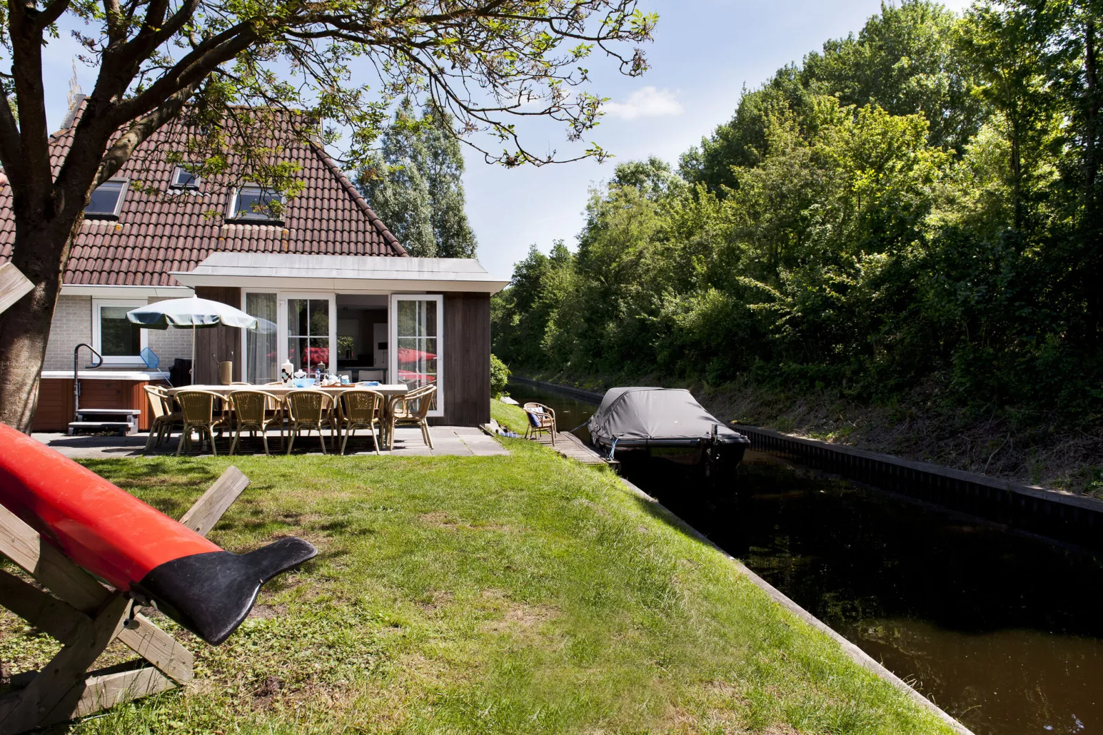 Grand Tolve Wellness de luxe met sauna buitenspa en sloep-Buitenkant zomer