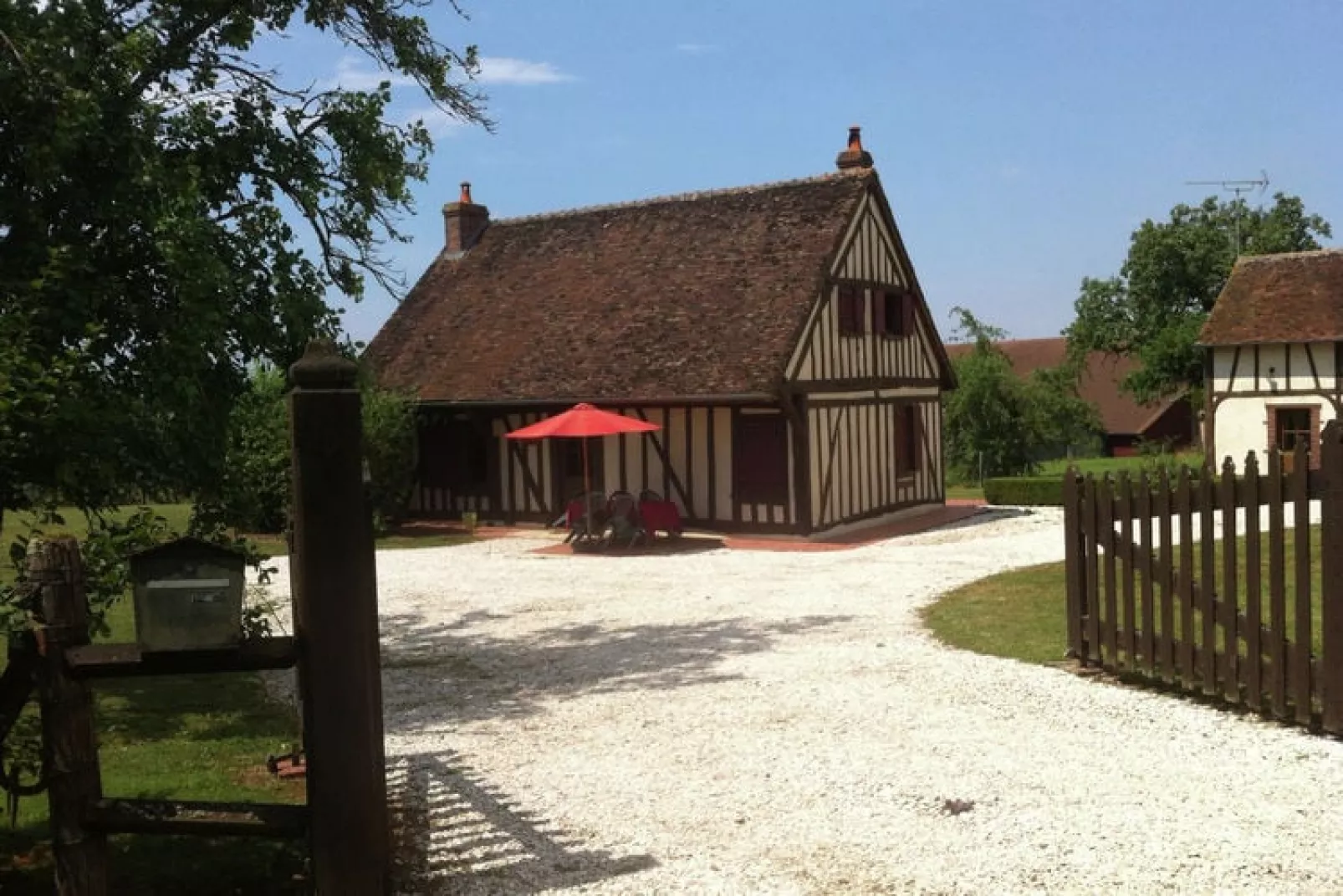 Maison de vacances St Maurice sur Aveyron-Buitenkant zomer