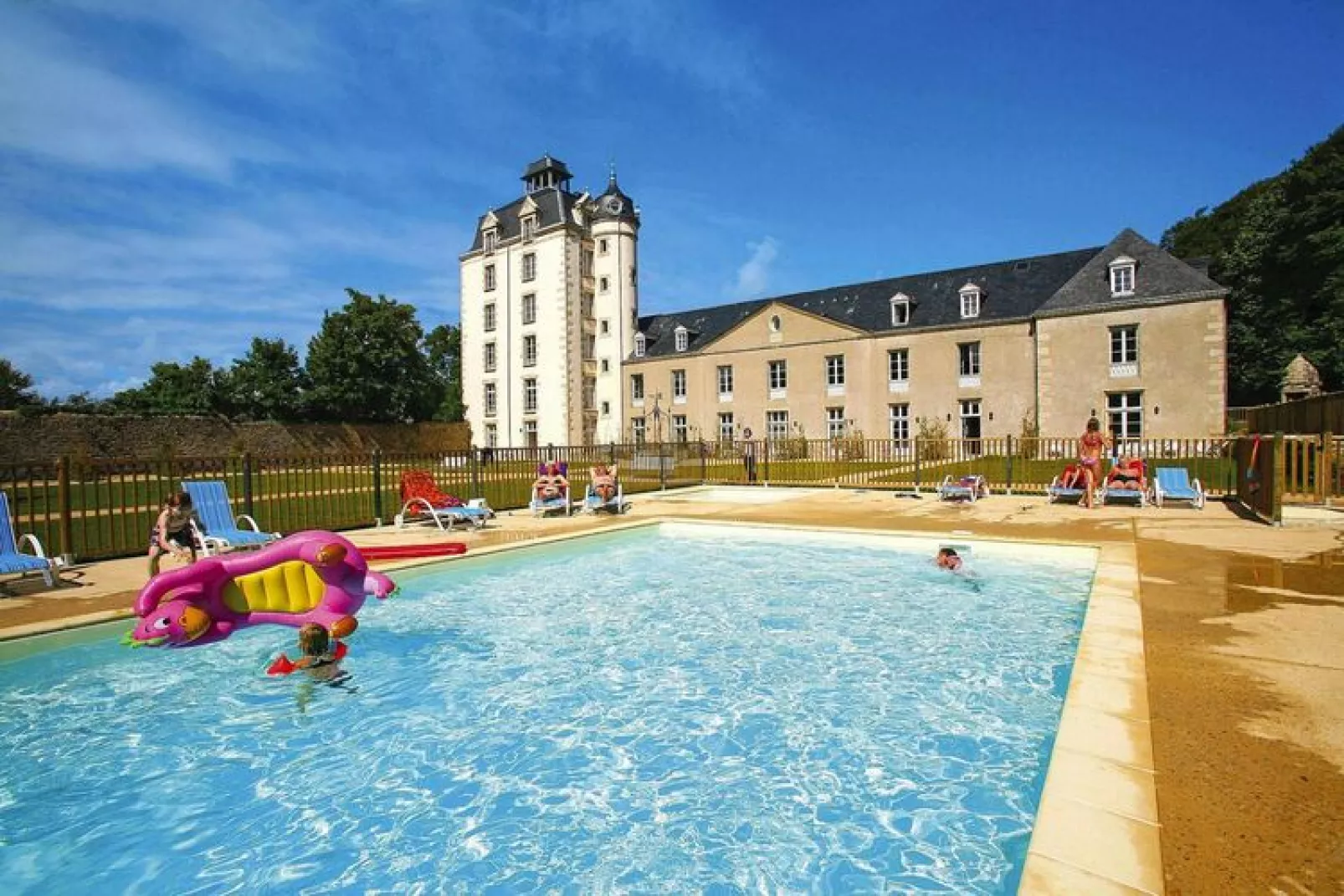 Appartement in Erdeven met een gedeeld zwembad