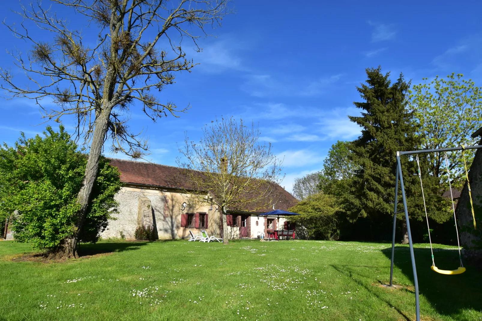 Maison de vacances  St Maurice sur Aveyron ferme-Buitenkant zomer