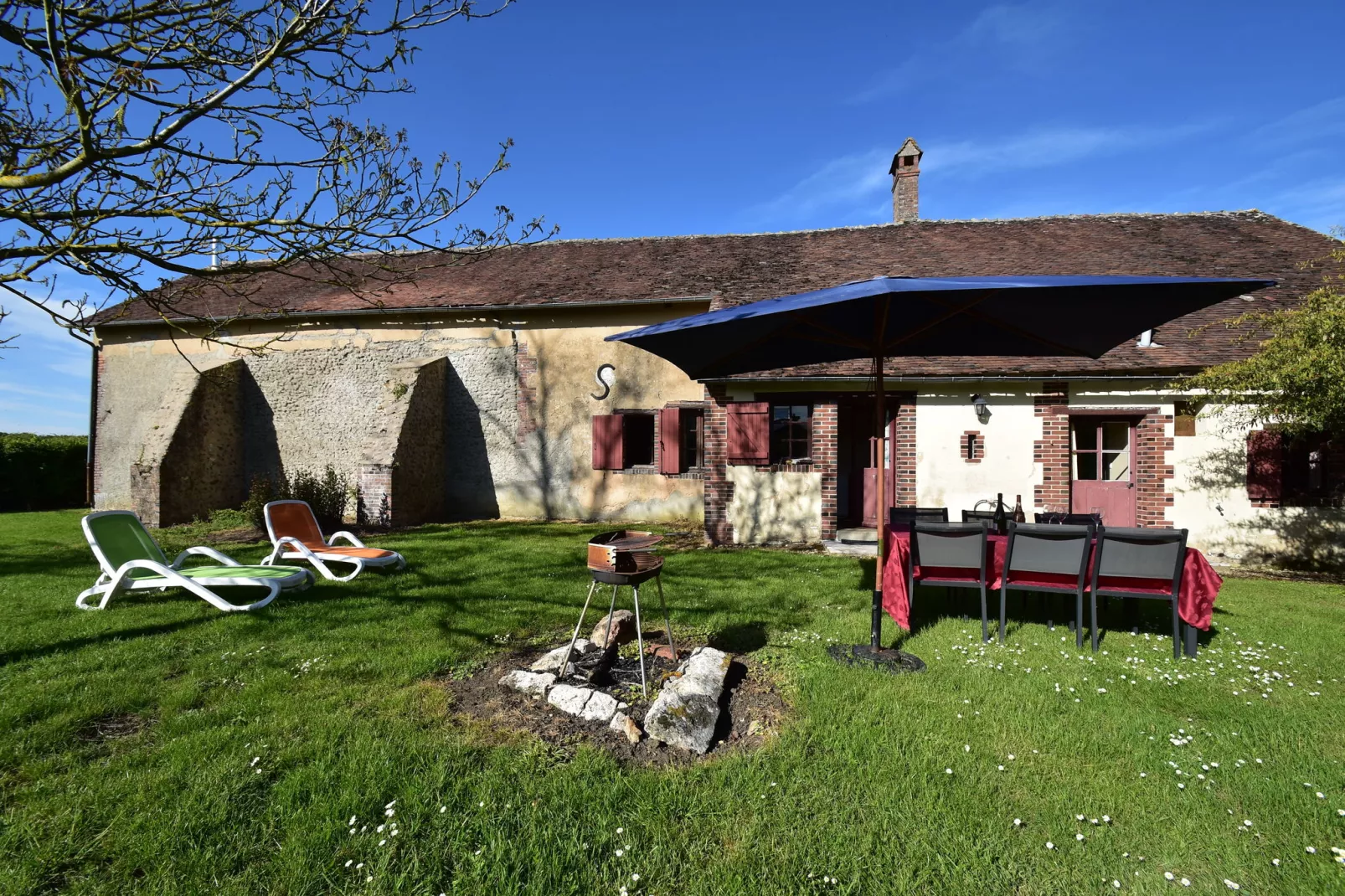 Maison de vacances  St Maurice sur Aveyron ferme-Buitenkant zomer