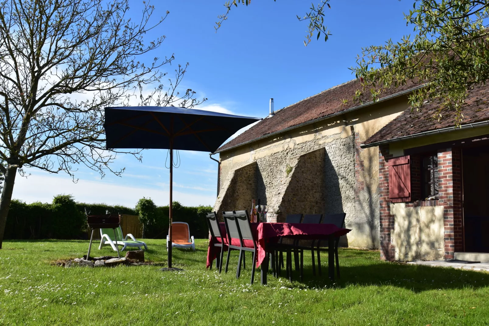 Maison de vacances  St Maurice sur Aveyron ferme-Buitenkant zomer