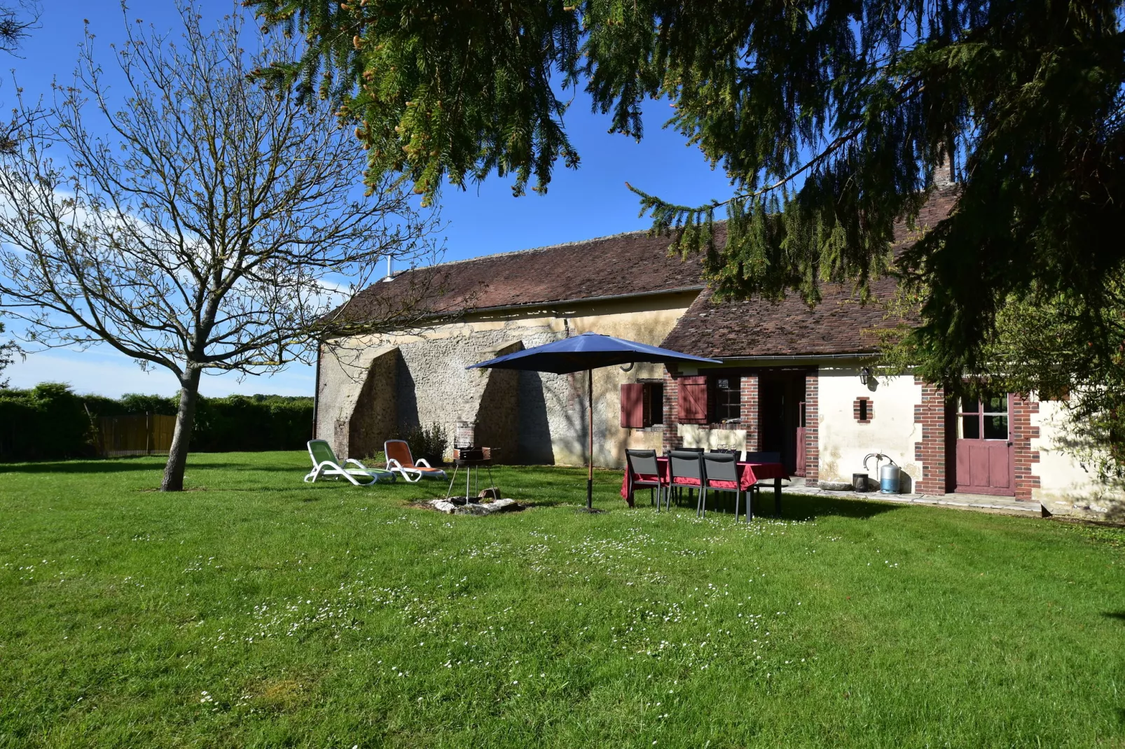 Maison de vacances  St Maurice sur Aveyron ferme-Buitenkant zomer
