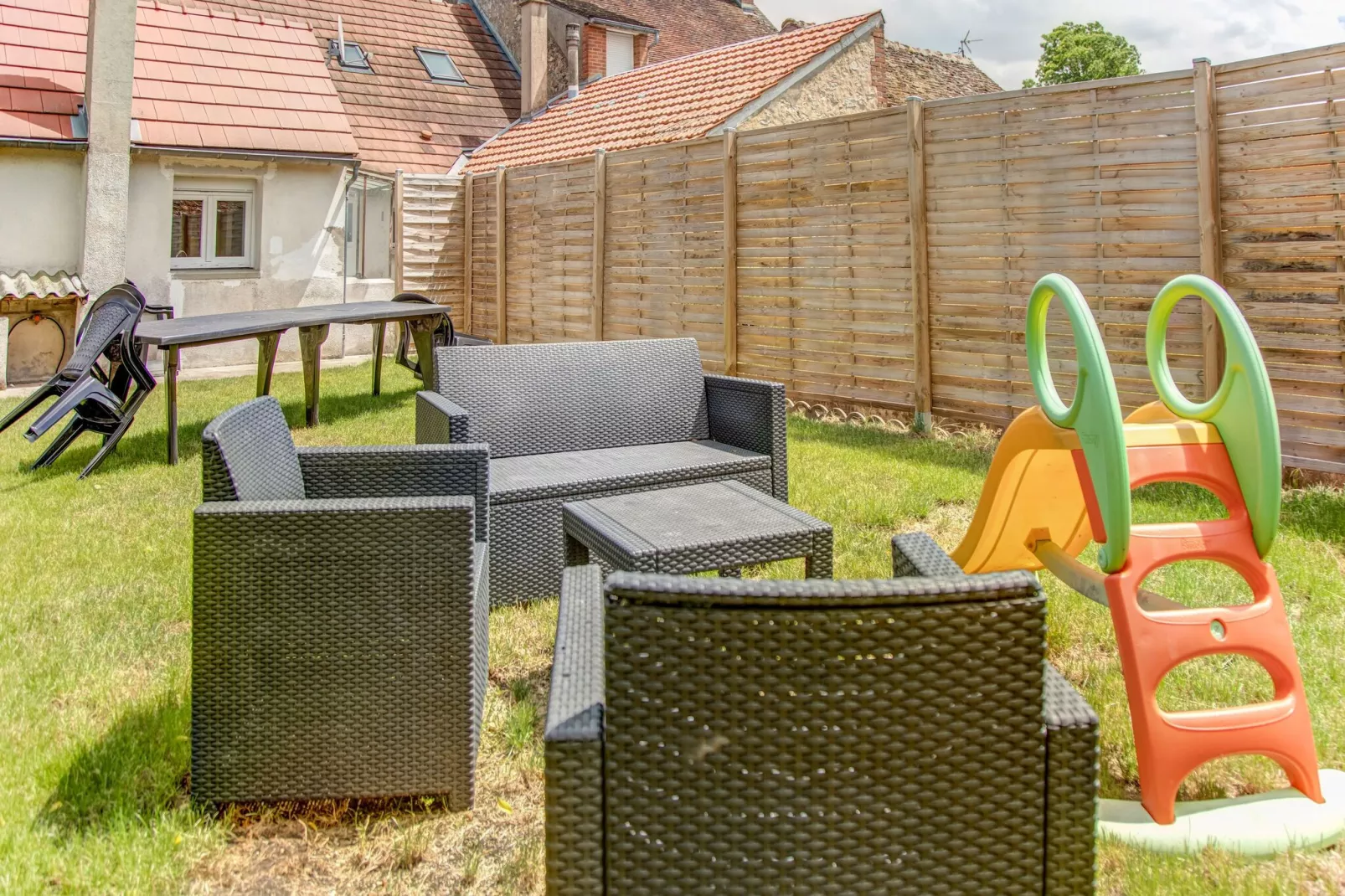 Fijn vakantiehuis in Châtillon-Coligny bij Canal de Briare-Tuinen zomer