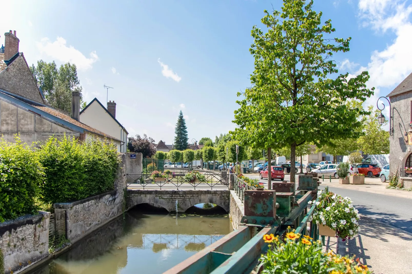 Fijn vakantiehuis in Châtillon-Coligny bij Canal de Briare-Uitzicht zomer