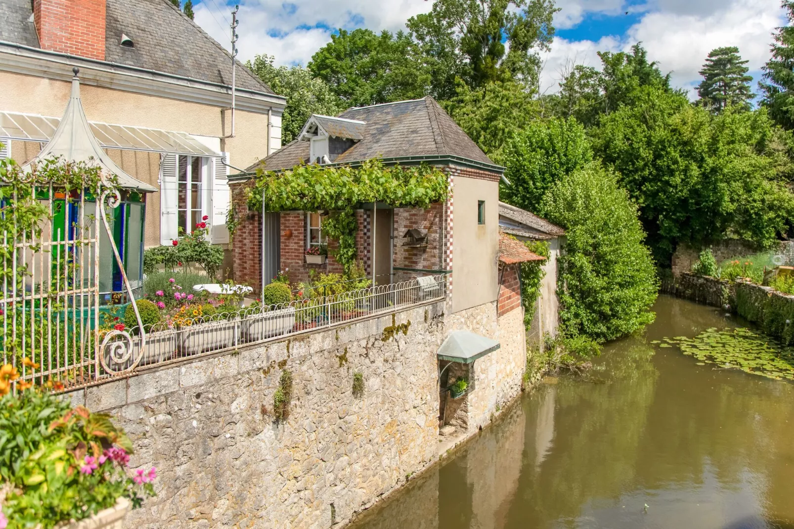 Fijn vakantiehuis in Châtillon-Coligny bij Canal de Briare-Uitzicht zomer