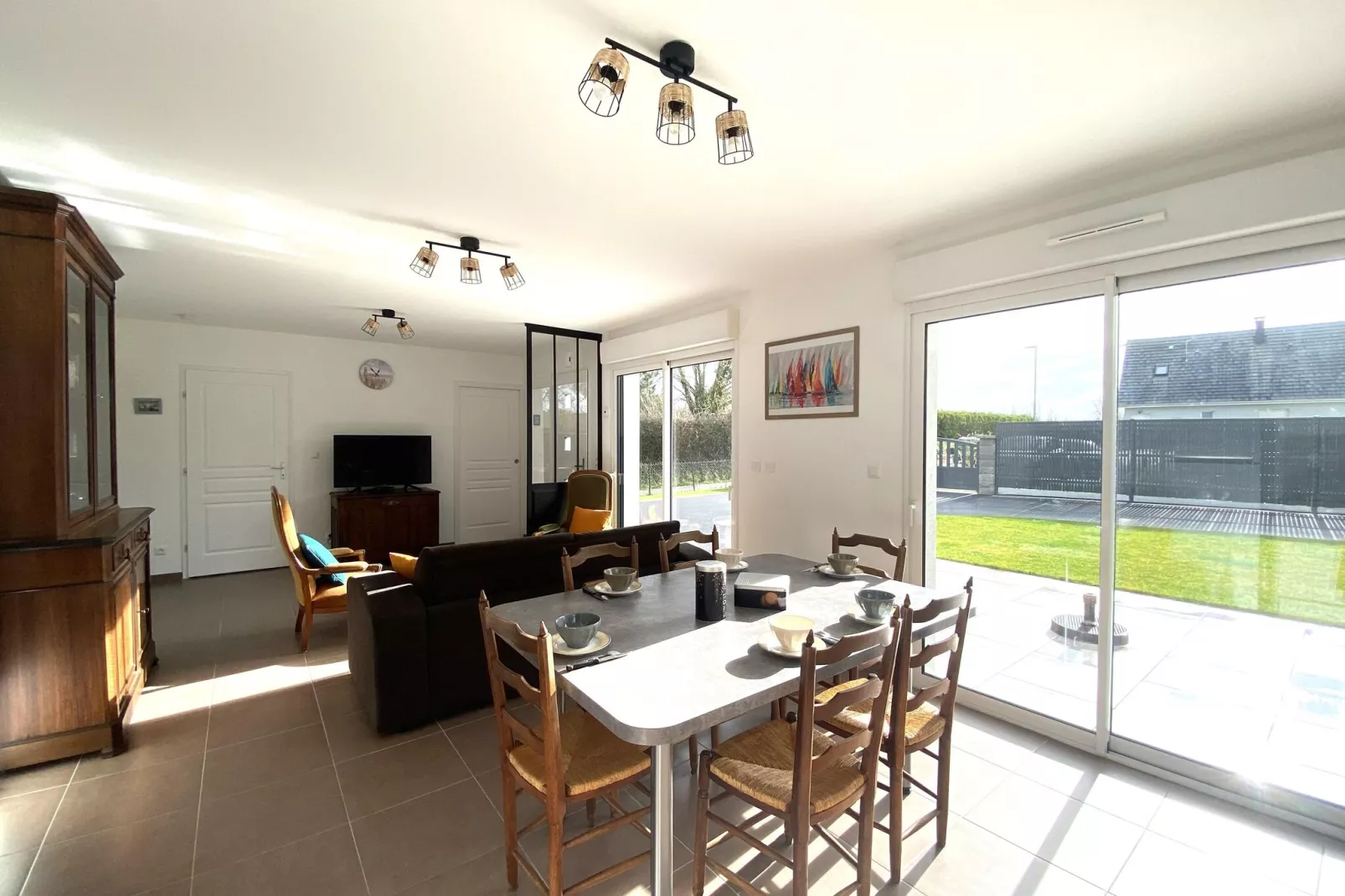 Holiday home in Gouville sur Mer-Eetkamer