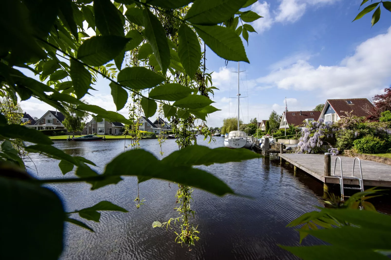 Villa aan het water in Terherne