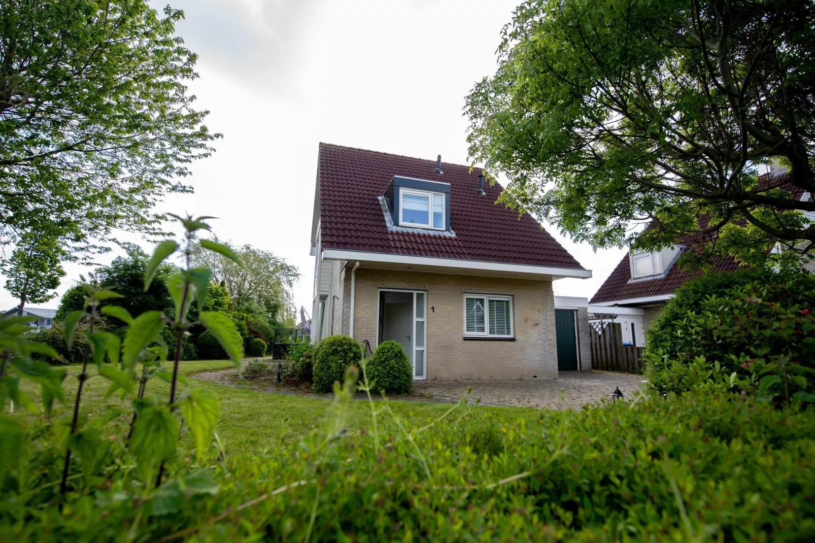 Villa aan het water in Terherne-Buitenkant zomer