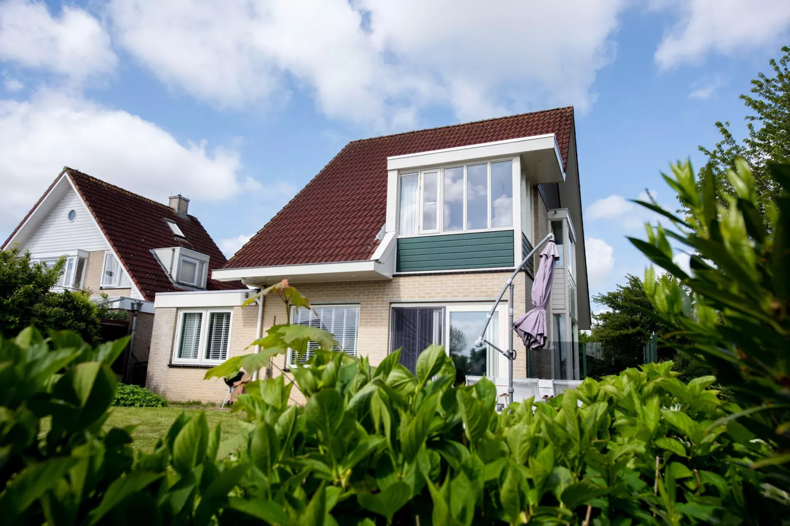 Villa aan het water in Terherne-Buitenkant zomer