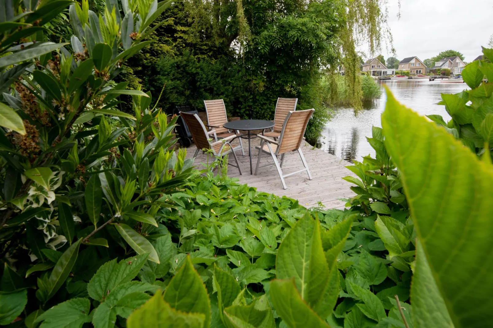 Villa aan het water in Terherne-Terrasbalkon