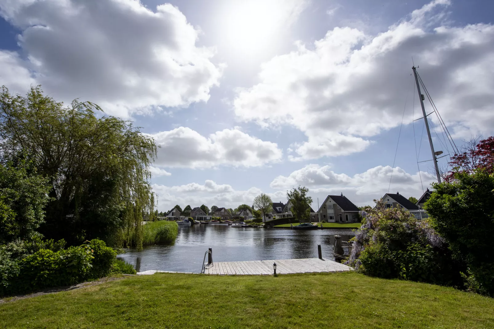 Villa aan het water in Terherne-Tuinen zomer