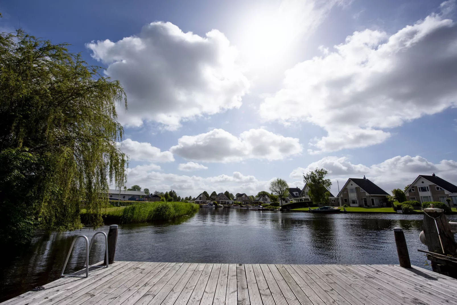 Villa aan het water in Terherne