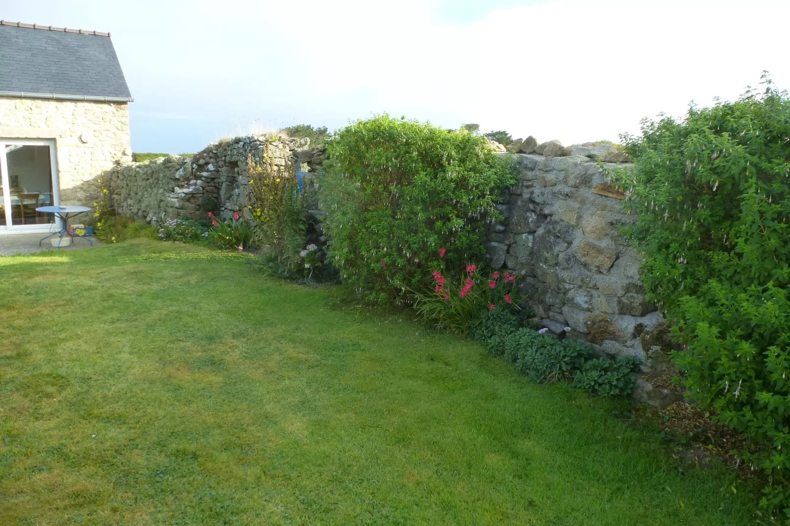 Steinhaus mit Meerblick auf der Insel Ouessant-Tuinen zomer