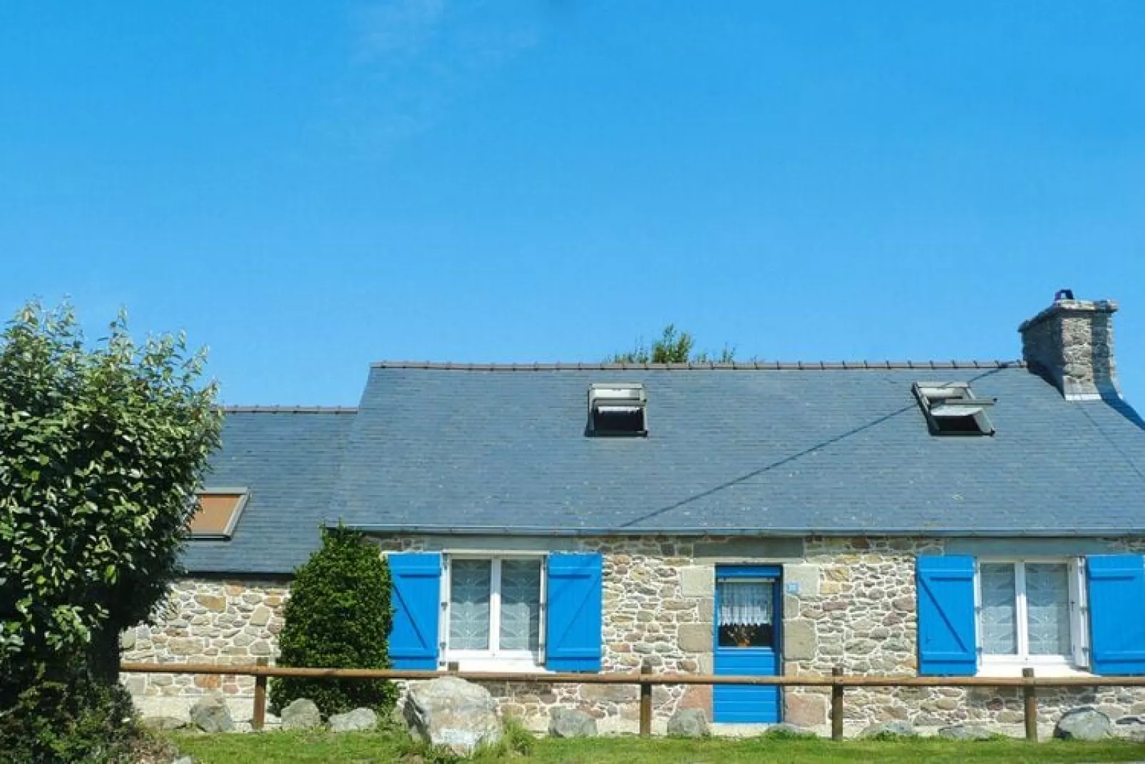 Bretonisches Steinhaus Landéda-Buitenkant zomer