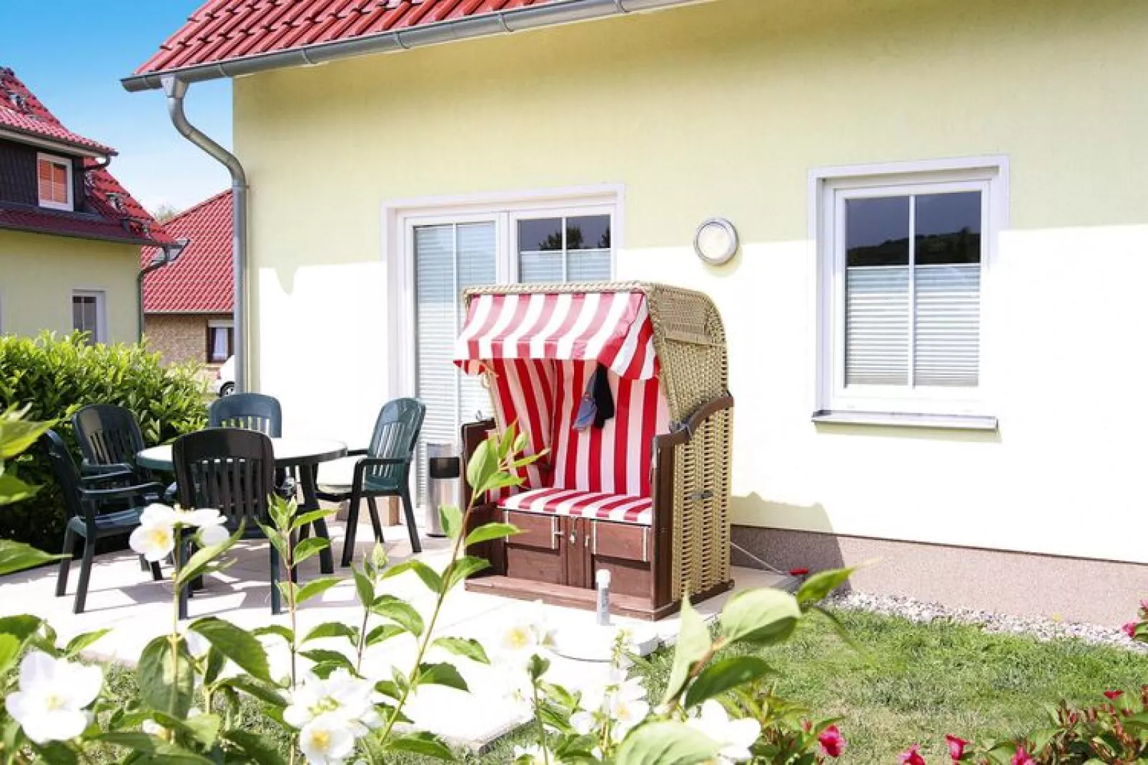 Doppelhaushälfte Kühlungsborn-DHH 2 Straße-Tuinen zomer