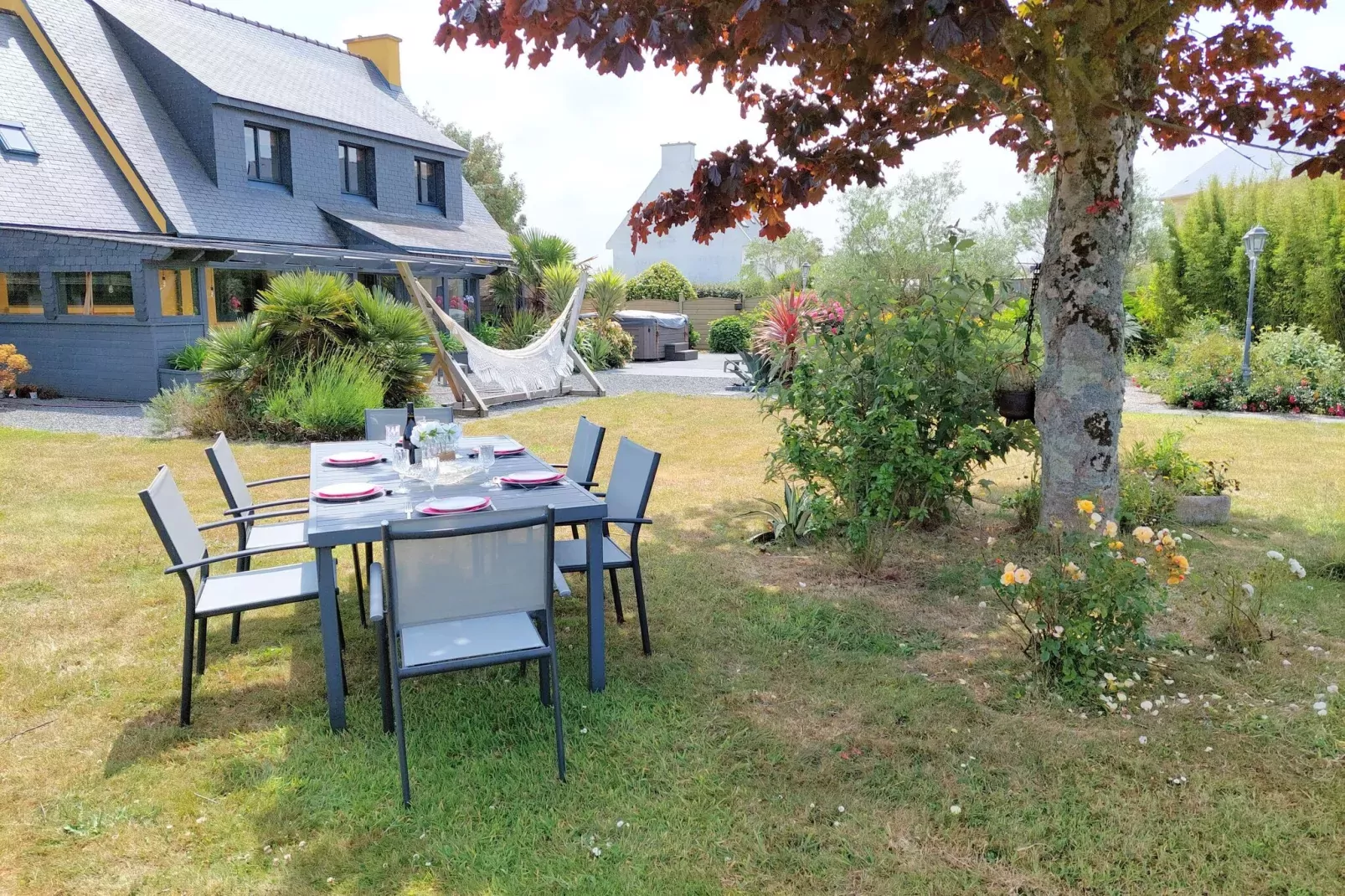 Ferienhaus mit Jacuzzi in Guisseny-Tuinen zomer