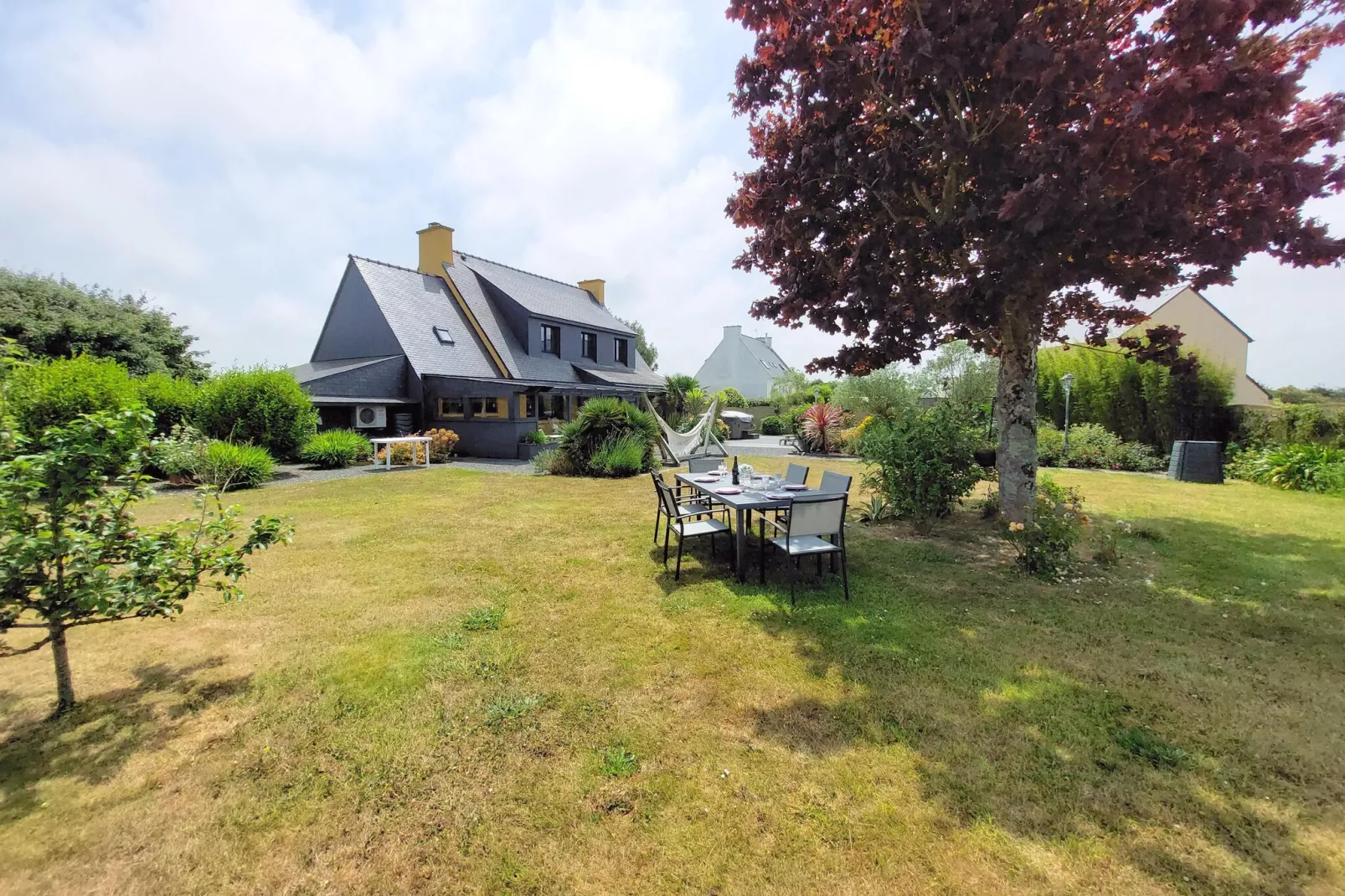 Ferienhaus mit Jacuzzi in Guisseny-Tuinen zomer