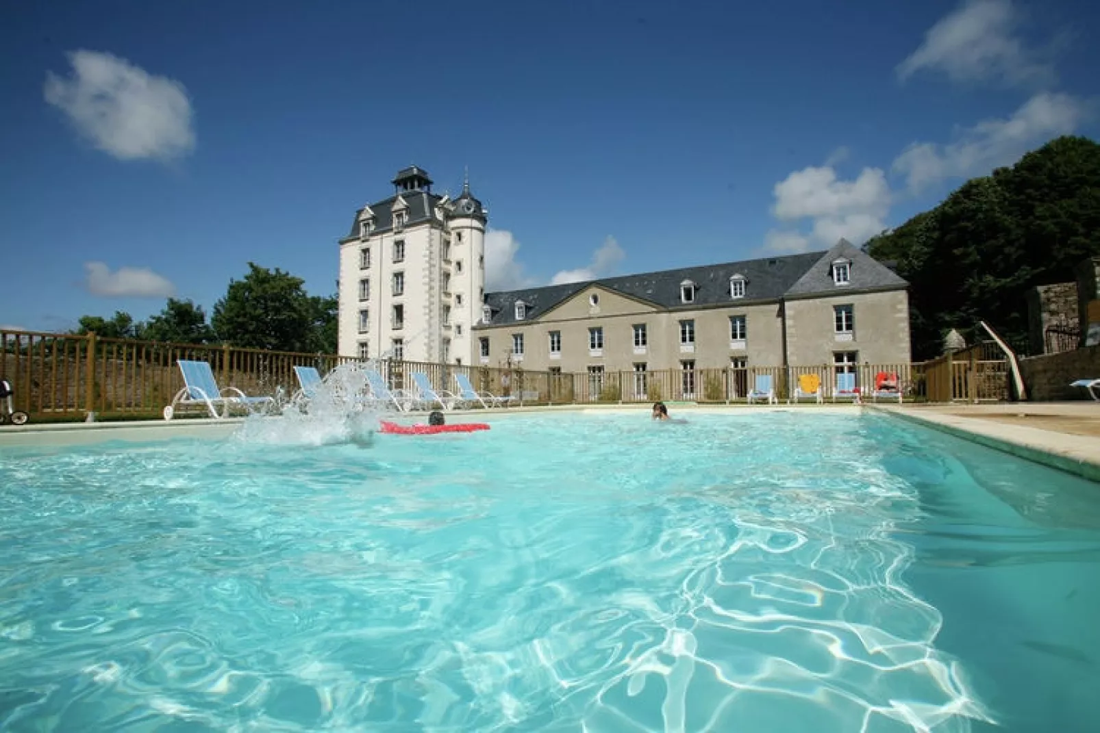 Le Château de Keravéon 2-Zwembad