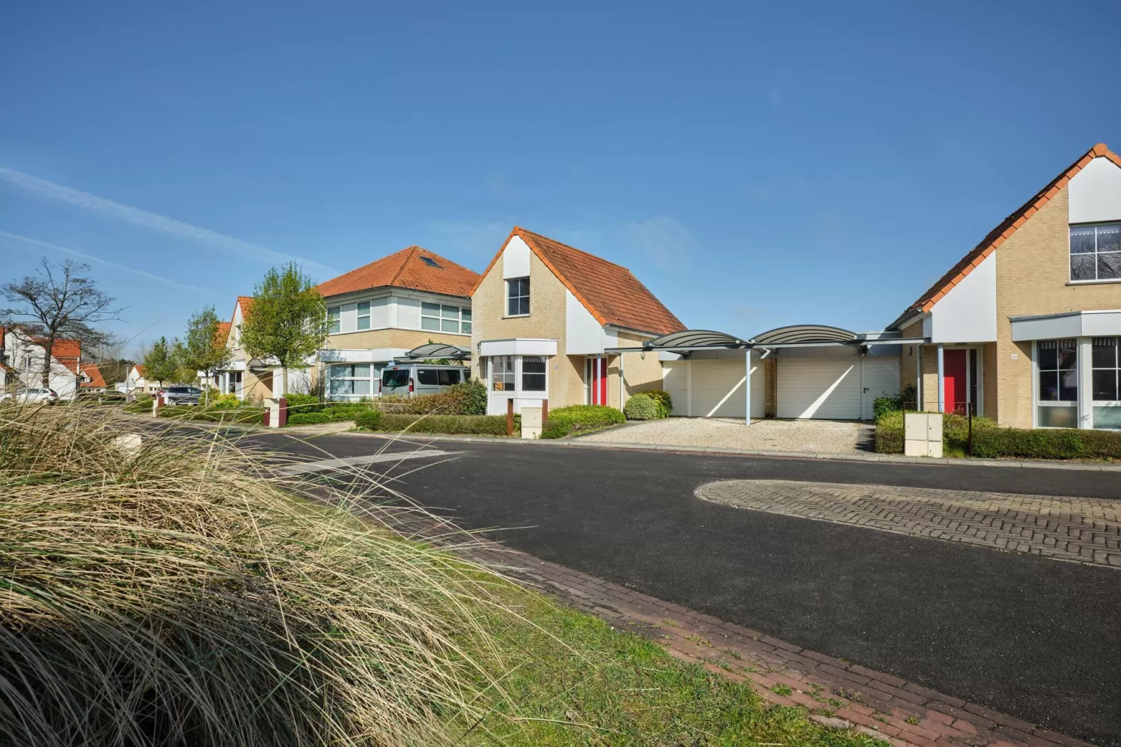 Riant vakantiehuis met tuin op slechts 800 m van zee gelegen-Buitenkant zomer