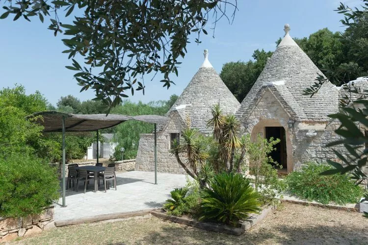 Ferienhaus Cisternino - Type Trulli Contrada Barbagiulo-Buitenkant zomer