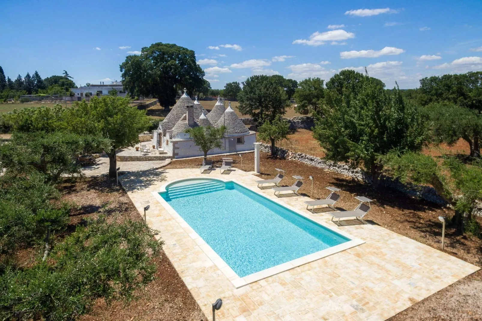 Magnificent Stefano's Trulli in Locorotondo-Buitenkant zomer