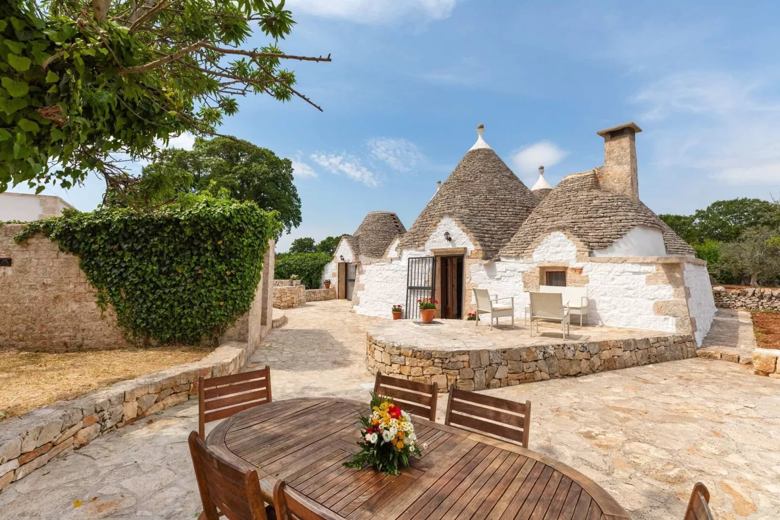 Magnificent Stefano's Trulli in Locorotondo-Buitenkant zomer